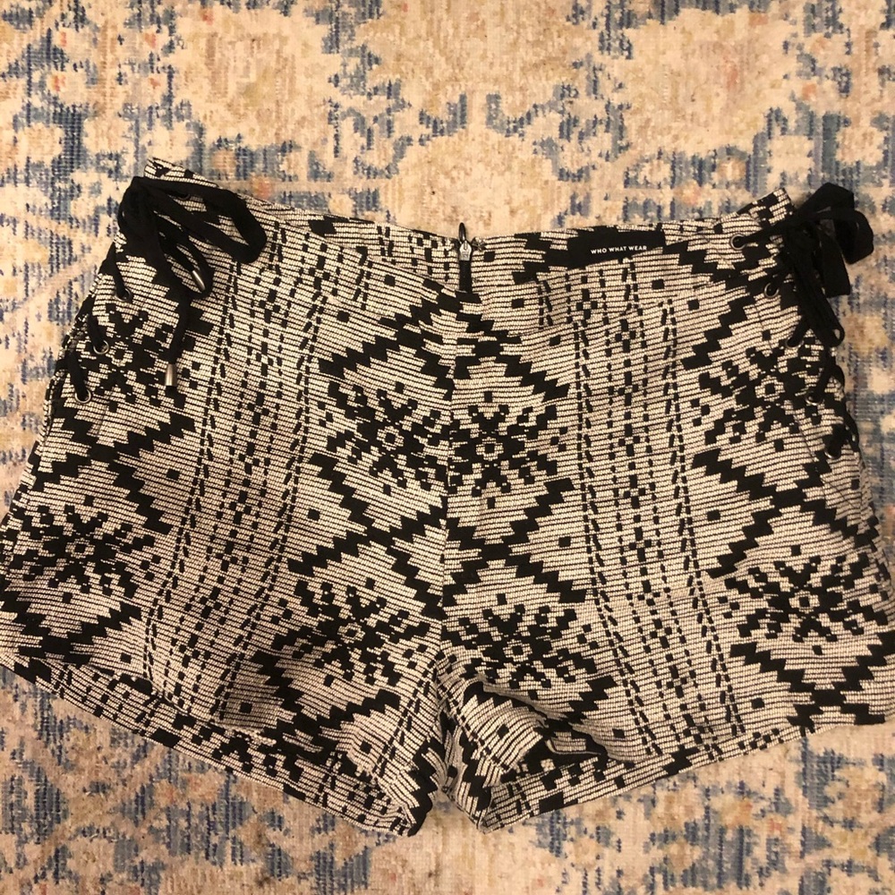 Patterned women’s shorts with ties